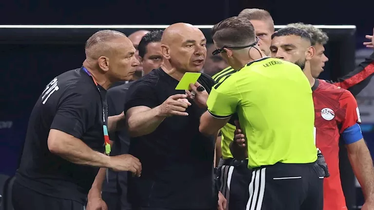 فيفا يستبعد حكم مباراة مصر الأرجنتين من باقي مباريات كأس العالم.. فما السبب؟